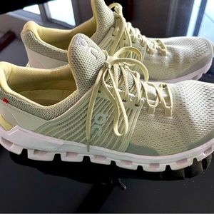 Womens ON Helion Running Shoes. Size 10.